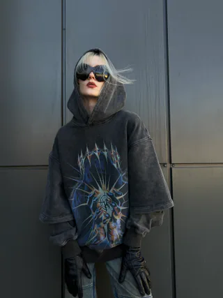 Bluza z kapturem «Vcssn X Andrew Ko0oz» w rzeczywistości 6