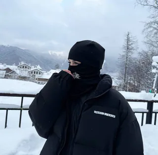 Пуховик «Под прицелом BLACK» в реальной жизни 5